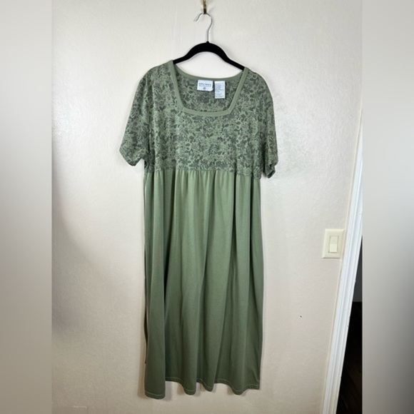 kathy ireland Dresses & Skirts - Kathy Ireland maternity dress size large